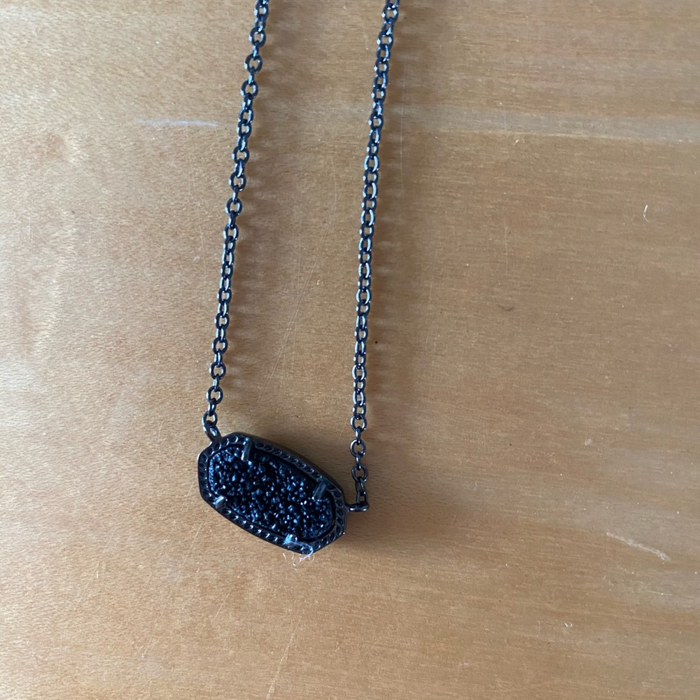 Black Kendra Scott necklace